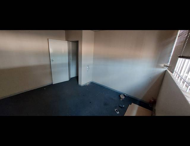 1,000M² WAREHOUSE FOR SALE IN CLAYVILLE